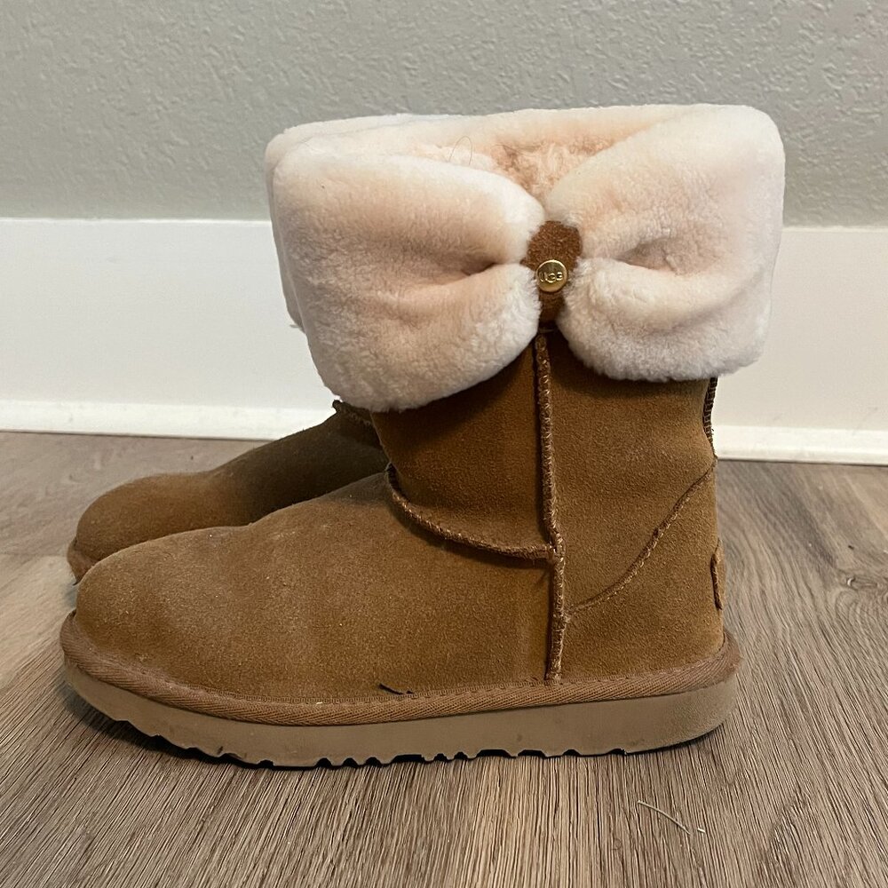 UGG Kids Ramona Short Bow Boot, Chestnut, US Girls 2